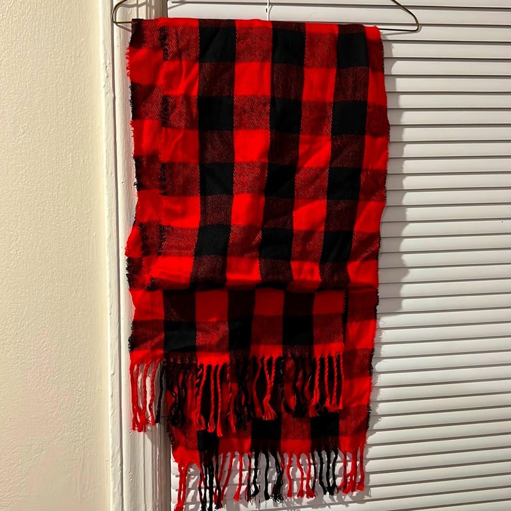 Plaid fringed scarf